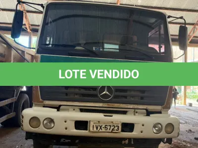 LOTE 002 - Caminhão Mercedes Benz branco Pac 2, modelo ATRON 2729 k 6x4, 2014, carroceria basculante branca.