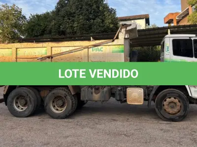 LOTE 002 - Caminhão Mercedes Benz branco Pac 2, modelo ATRON 2729 k 6x4, 2014, carroceria basculante branca.