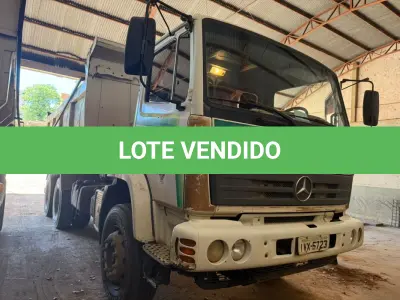LOTE 002 - Caminhão Mercedes Benz branco Pac 2, modelo ATRON 2729 k 6x4, 2014, carroceria basculante branca.