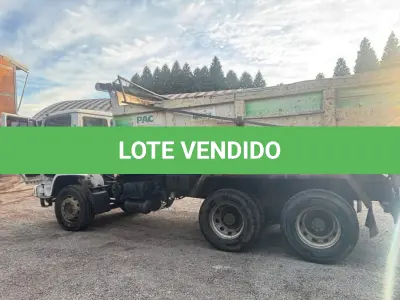 LOTE 002 - Caminhão Mercedes Benz branco Pac 2, modelo ATRON 2729 k 6x4, 2014, carroceria basculante branca.