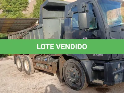 LOTE 001 - Caminhão Ford preto, modelo CARGO 2429, 2012/2013, carroceria basculante preta.