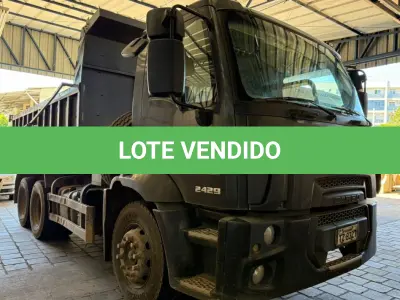 LOTE 001 - Caminhão Ford preto, modelo CARGO 2429, 2012/2013, carroceria basculante preta.
