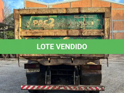 LOTE 002 - Caminhão Mercedes Benz branco Pac 2, modelo ATRON 2729 k 6x4, 2014, carroceria basculante branca.