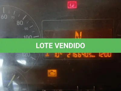 LOTE 002 - Caminhão Mercedes Benz branco Pac 2, modelo ATRON 2729 k 6x4, 2014, carroceria basculante branca.