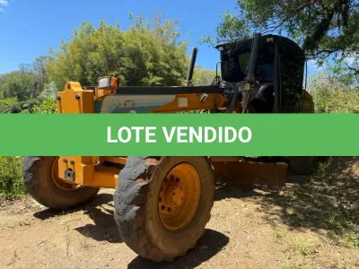 LOTE 003 - Motoniveladora cor laranja CASE, modelo 845B, 2014.