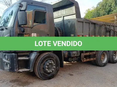 LOTE 001 - Caminhão Ford preto, modelo CARGO 2429, 2012/2013, carroceria basculante preta.