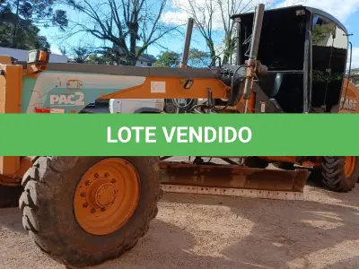 LOTE 003 - Motoniveladora cor laranja CASE, modelo 845B, 2014.