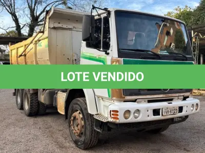 LOTE 002 - Caminhão Mercedes Benz branco Pac 2, modelo ATRON 2729 k 6x4, 2014, carroceria basculante branca.