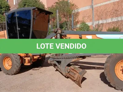 LOTE 003 - Motoniveladora cor laranja CASE, modelo 845B, 2014.