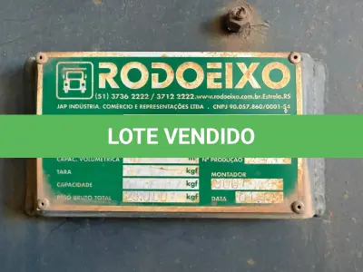 LOTE 001 - Caminhão Ford preto, modelo CARGO 2429, 2012/2013, carroceria basculante preta.