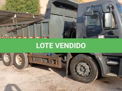 LOTE 001 - Caminhão Ford preto, modelo CARGO 2429, 2012/2013, carroceria basculante preta.