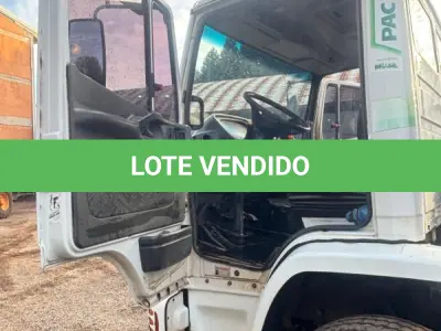 LOTE 002 - Caminhão Mercedes Benz branco Pac 2, modelo ATRON 2729 k 6x4, 2014, carroceria basculante branca.