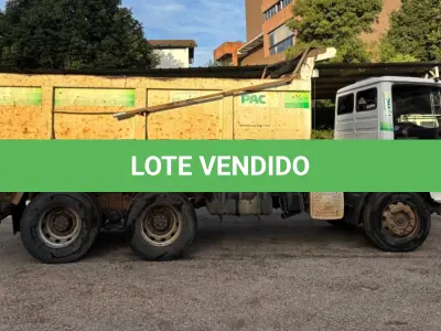 LOTE 002 - Caminhão Mercedes Benz branco Pac 2, modelo ATRON 2729 k 6x4, 2014, carroceria basculante branca.