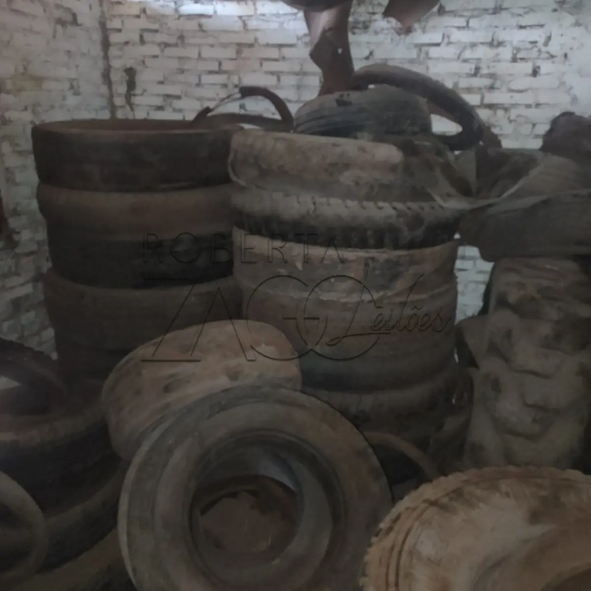 LOTE 013 - Lote de sucata de pneus, diversas marcas, modelos e bitolas e restos de ferro.