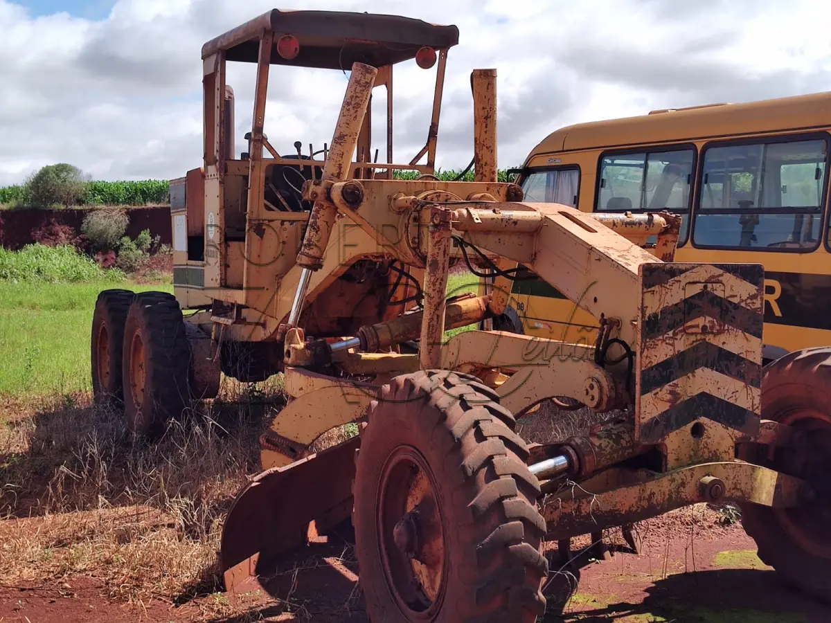 LOTE 011 - Motoniveladora Huber Warco Mb. Ano 1982
