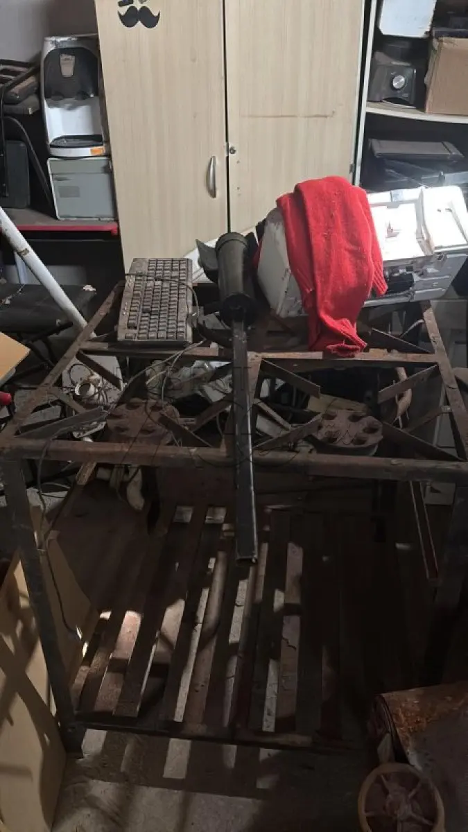 LOTE 014 - Lote de inservíveis: de informática/escritório/saúde/escola, moveis e utensílios em geral.