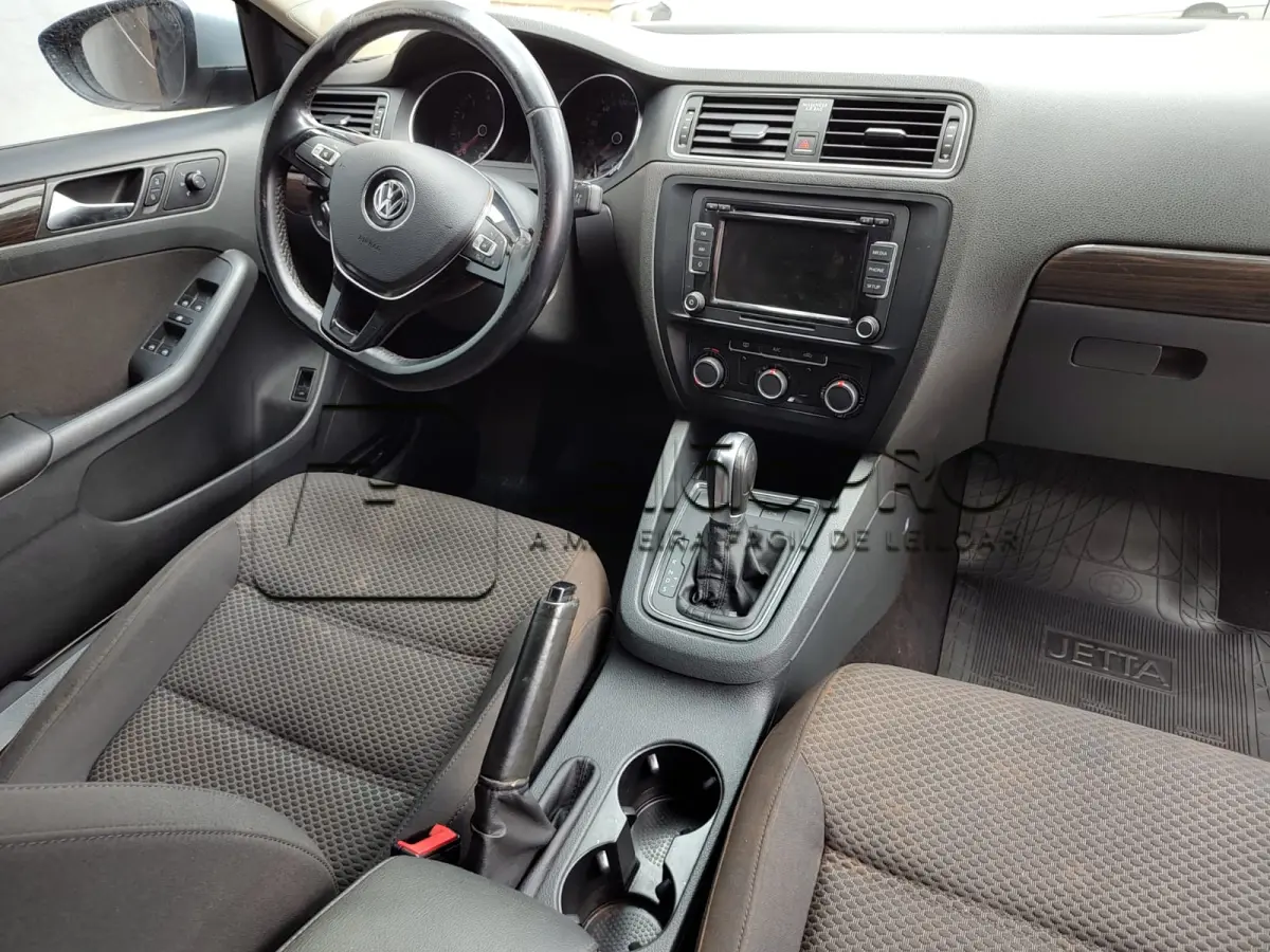 LOTE 006 - Automóvel I/VW/JETTA CL AC, ano 2015