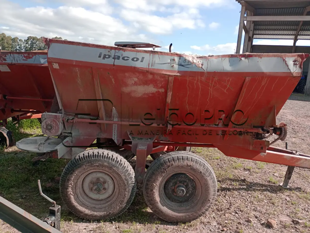 LOTE 009 - Distribuidor de Calcário - Marca: Ipacol - Capacidade: 5,5 T
