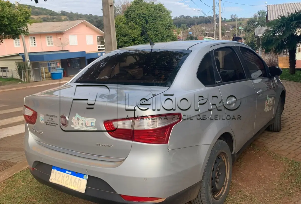 LOTE 004 - Automóvel Marca: Fiat - Modelo: Grand Siena Attractive 1.0 - Ano/Modelo: 2019/2019 - 04 portas - 05 Passageiros - 75 CV - Cor: Prata