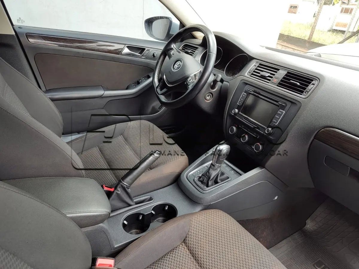 LOTE 006 - Automóvel I/VW/JETTA CL AC, ano 2015