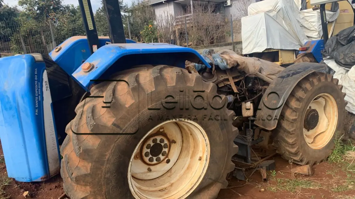 LOTE 009 - Trator Agrícola New Holland - Modelo 7630 - 4X4 - Ano/Modelo: 2009/2010 - Cor: Azul - Combustível: Diesel