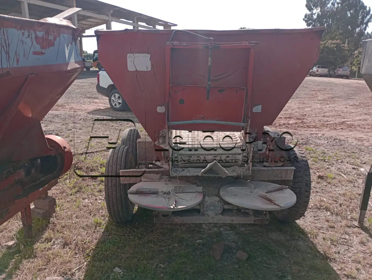 LOTE 009 - Distribuidor de Calcário - Marca: Ipacol - Capacidade: 5,5 T