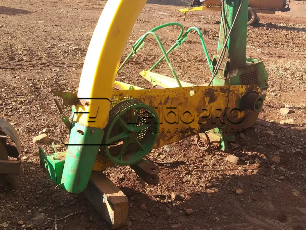 LOTE 014 - 02 (duas) Colhedoras de Forragens - Marcas: JF - Modelo: C-120 - Série: ADBJ-004862 - Cor: Verde e Amarelo