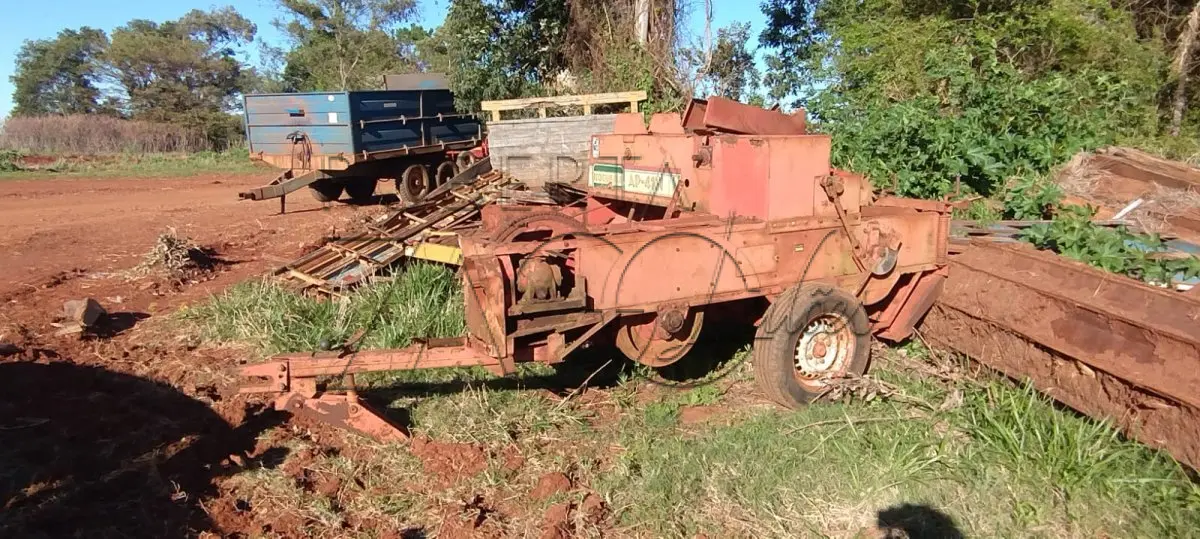 LOTE 008 - Enfardadeira de nogueira modelo Ap 41n ano 2002