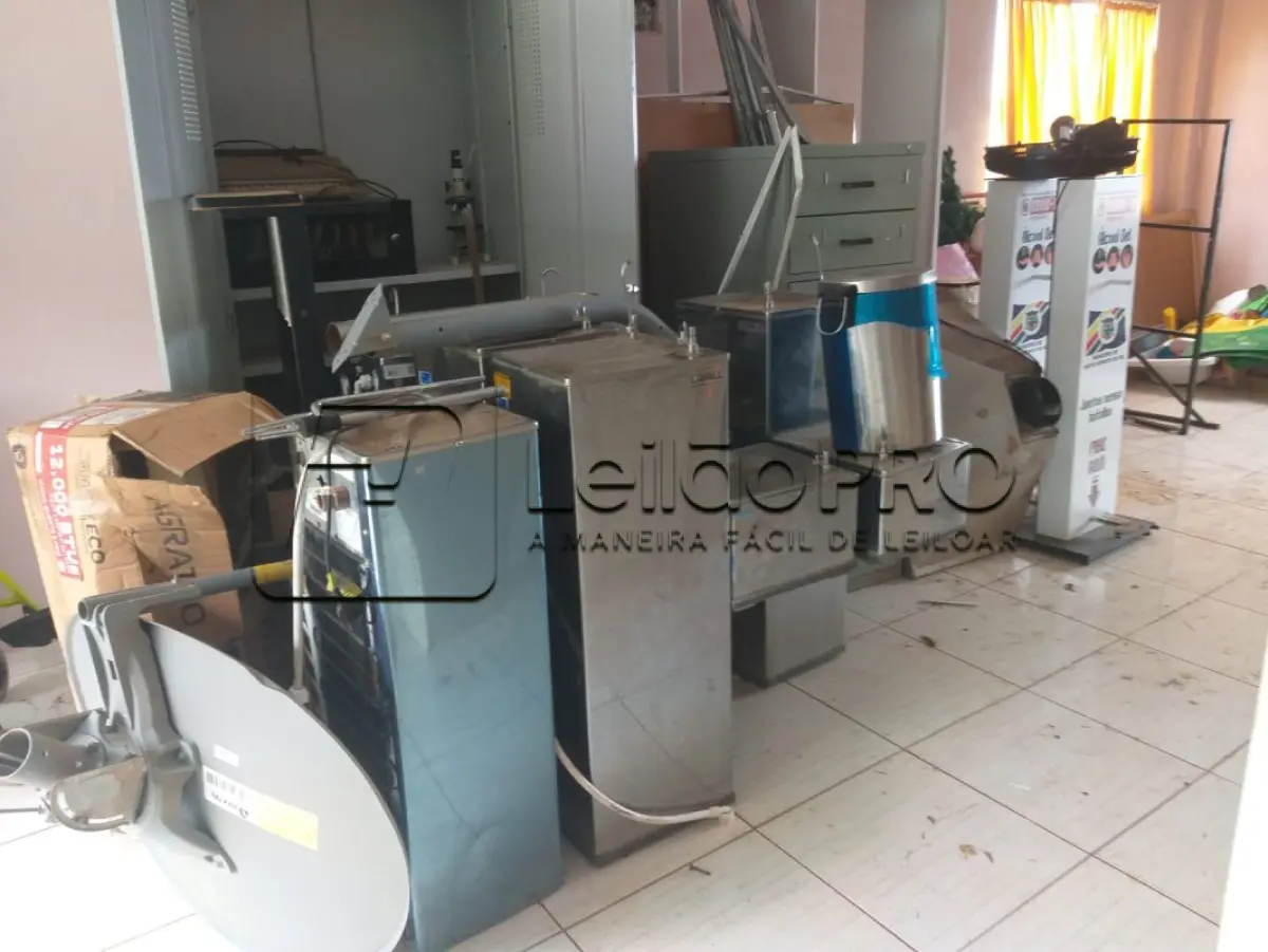 LOTE 015 - Lote de sucatas diversas.