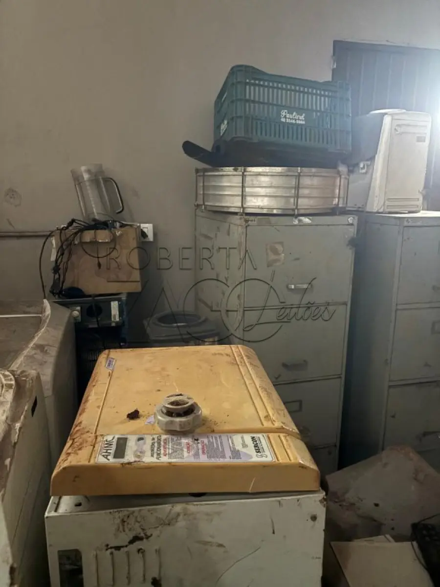 LOTE 014 - Lote de inservíveis: de informática/escritório/saúde/escola, moveis e utensílios em geral.