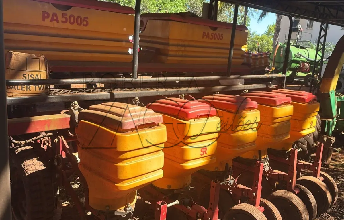 LOTE 015 - Plantadeira adubadeira de arrasto, para plantio direto, cinco linhas, para soja e milho