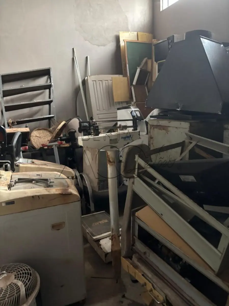 LOTE 014 - Lote de inservíveis: de informática/escritório/saúde/escola, moveis e utensílios em geral.