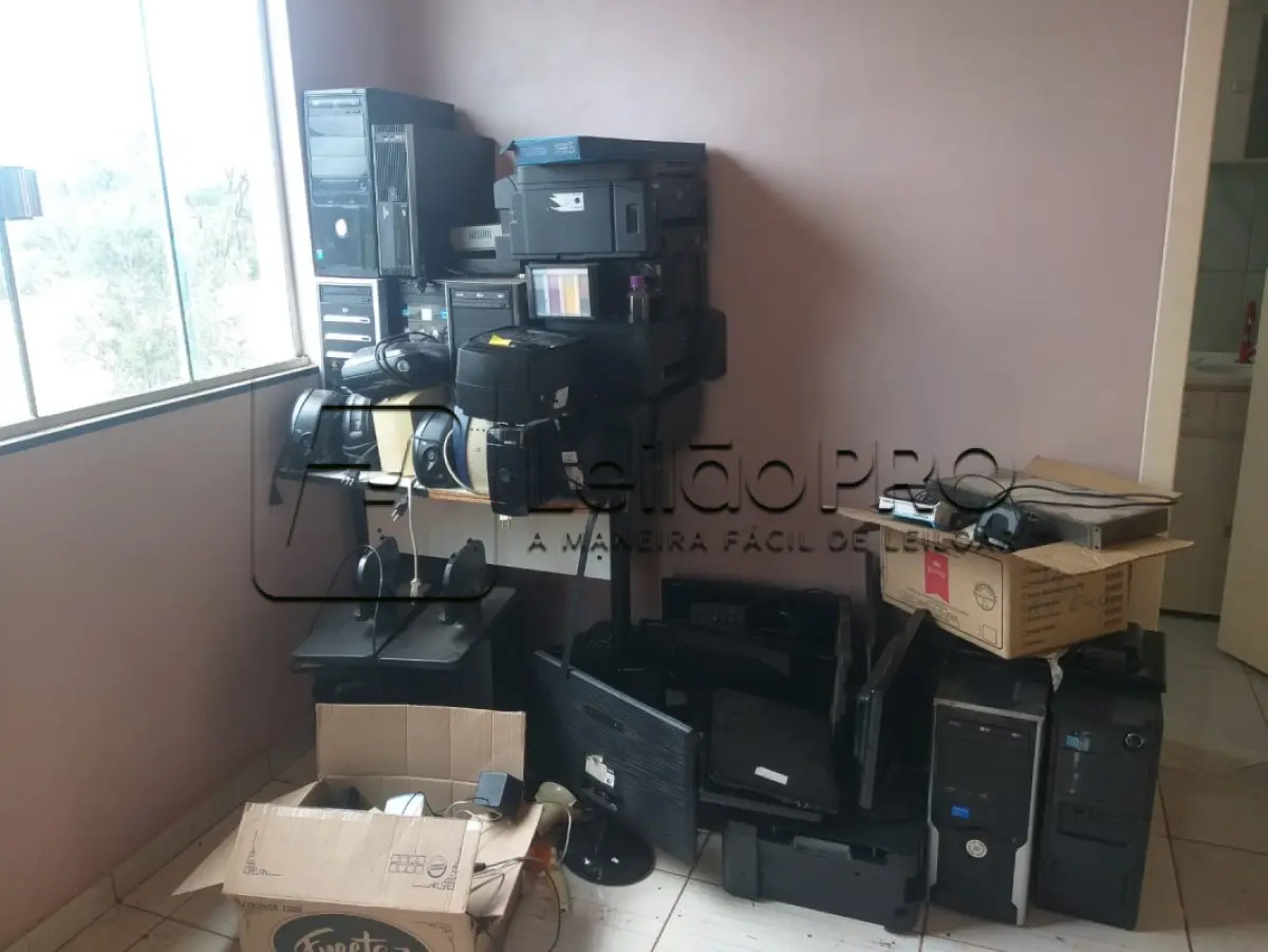 LOTE 015 - Lote de sucatas diversas.