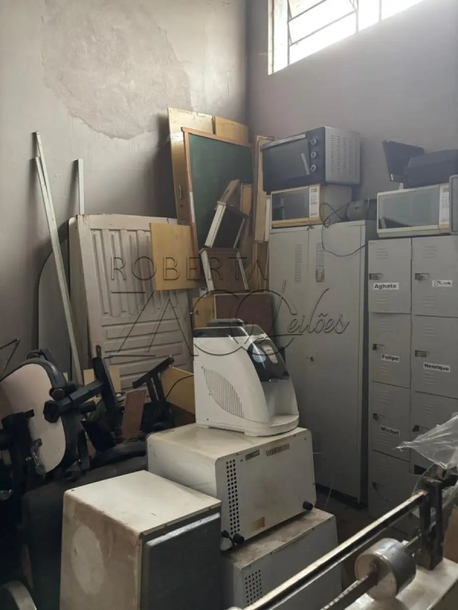 LOTE 014 - Lote de inservíveis: de informática/escritório/saúde/escola, moveis e utensílios em geral.