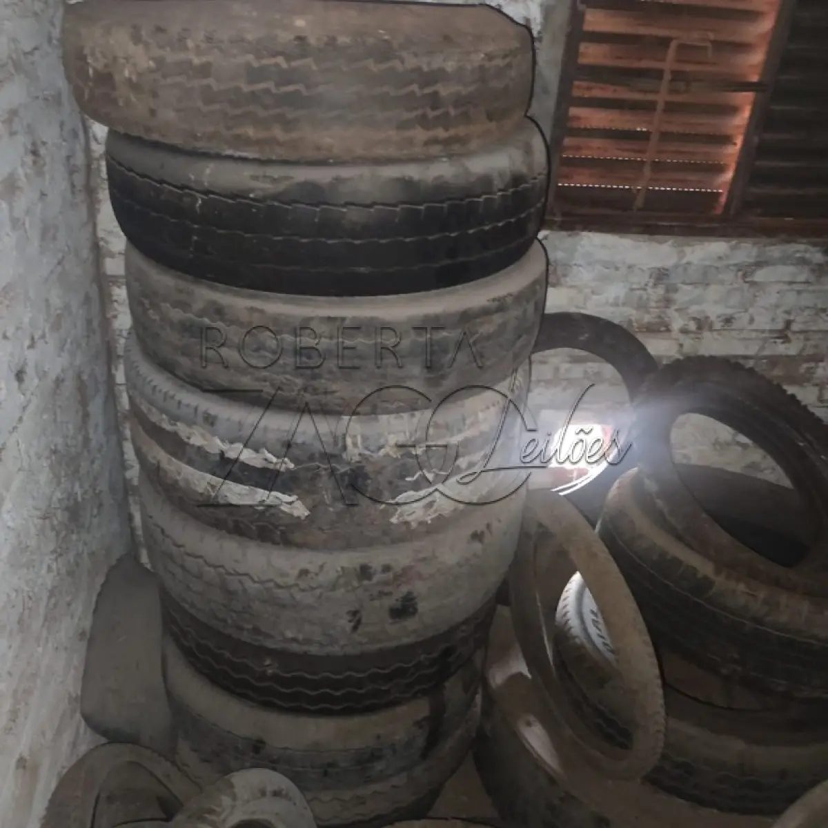 LOTE 013 - Lote de sucata de pneus, diversas marcas, modelos e bitolas e restos de ferro.