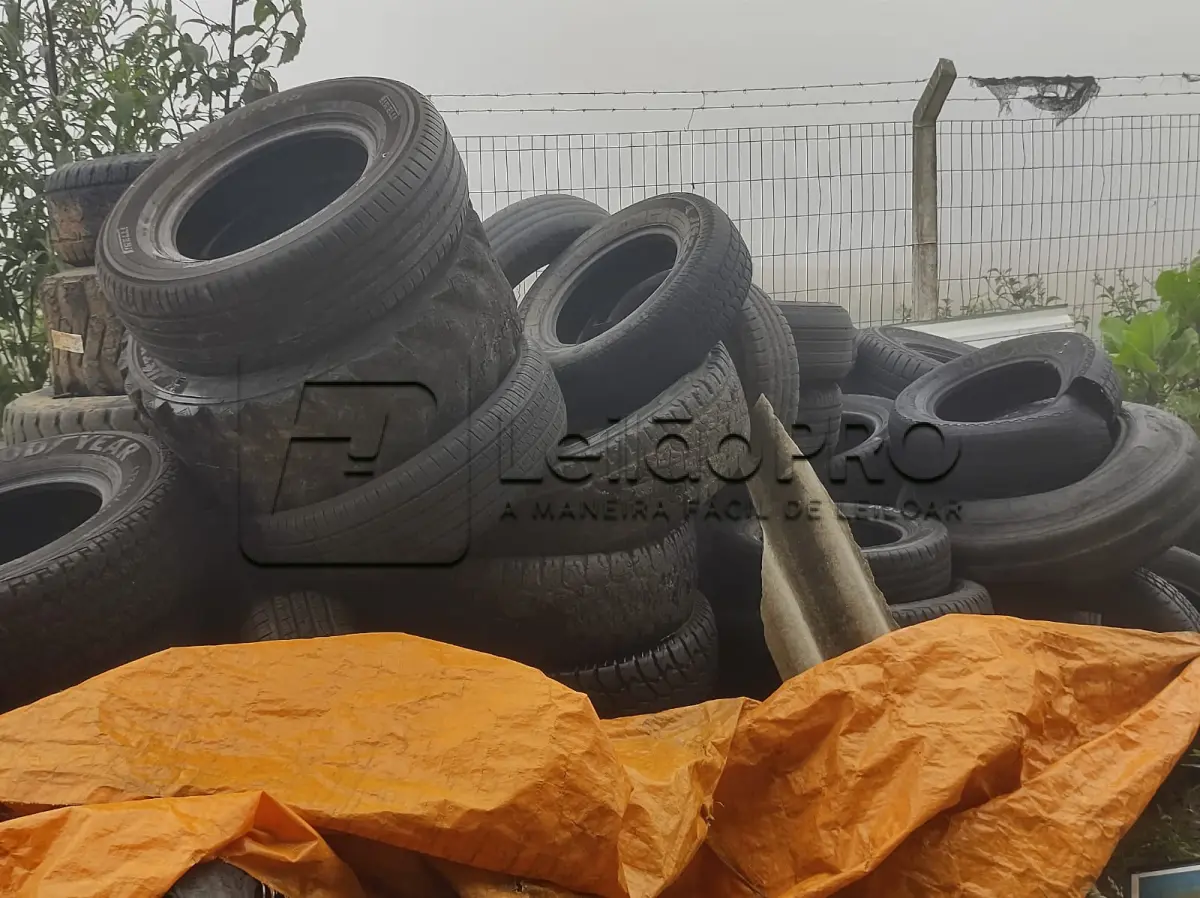 LOTE 007 - Pneus diversos sucatas, aro 13,14,16,17, 22,5. Contém pneus de retroescavadeira diversos.