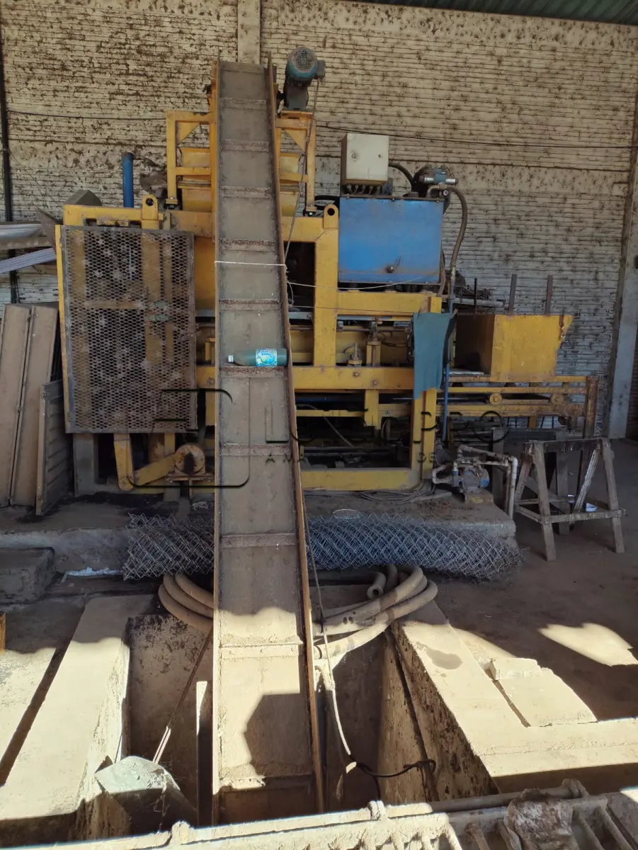 LOTE 015 - Maquina de confeccionar Bloquetes, Codigo de patrimonio 31839, em funcionamento .