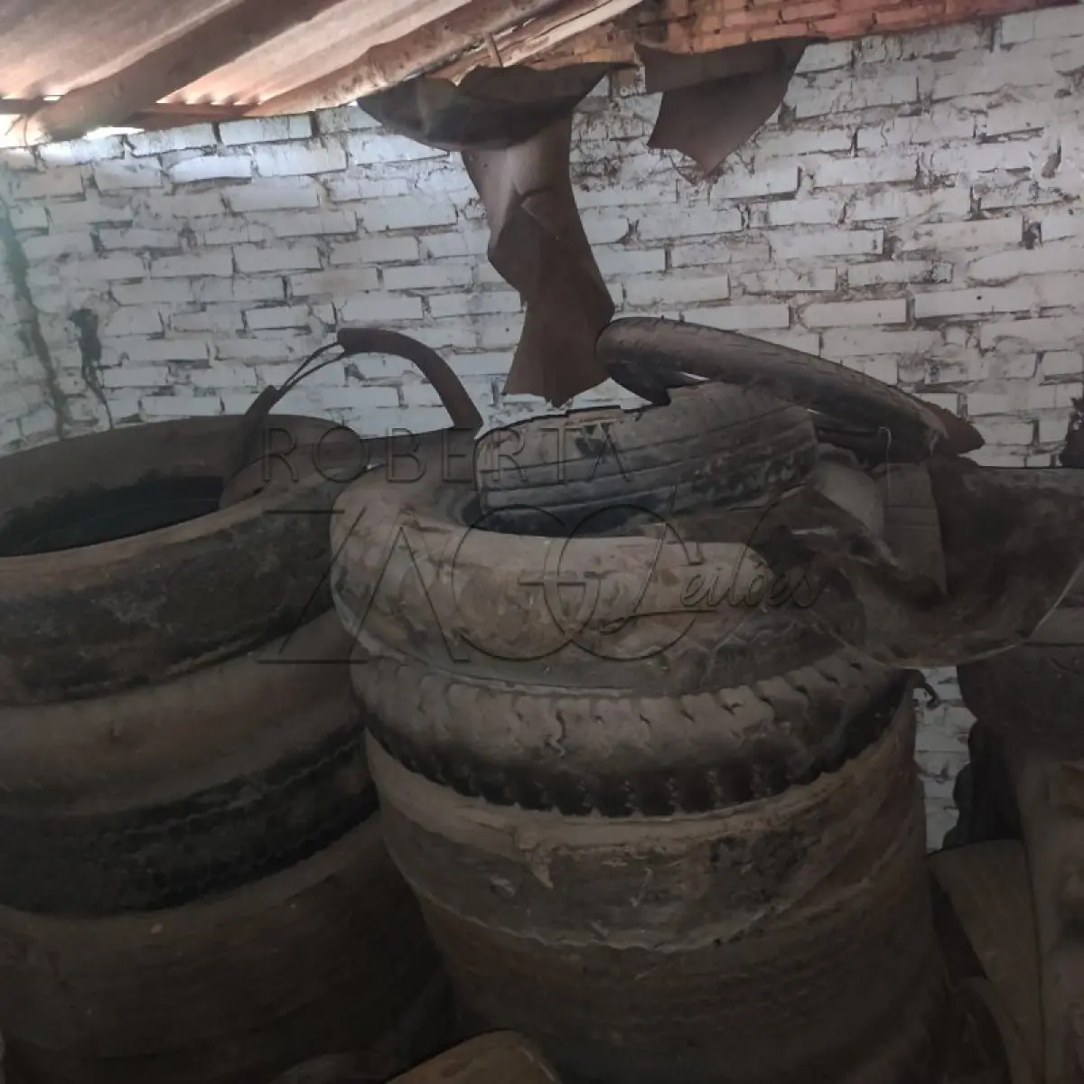 LOTE 013 - Lote de sucata de pneus, diversas marcas, modelos e bitolas e restos de ferro.