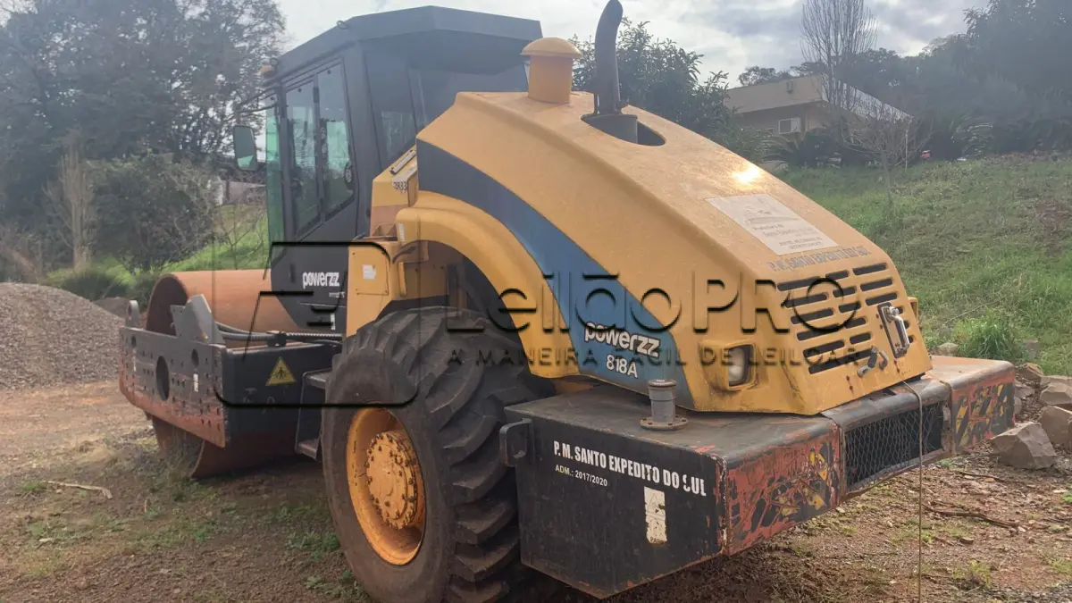 LOTE 007 - Rolo Compactador Powerzz - Modelo 818A - Ano: 03/2017 - Combustível: Diesel