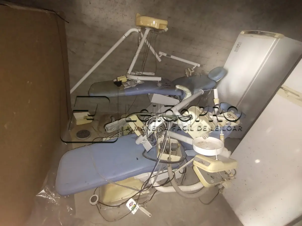LOTE 012 - Cadeira odontológica e seus periféricos.