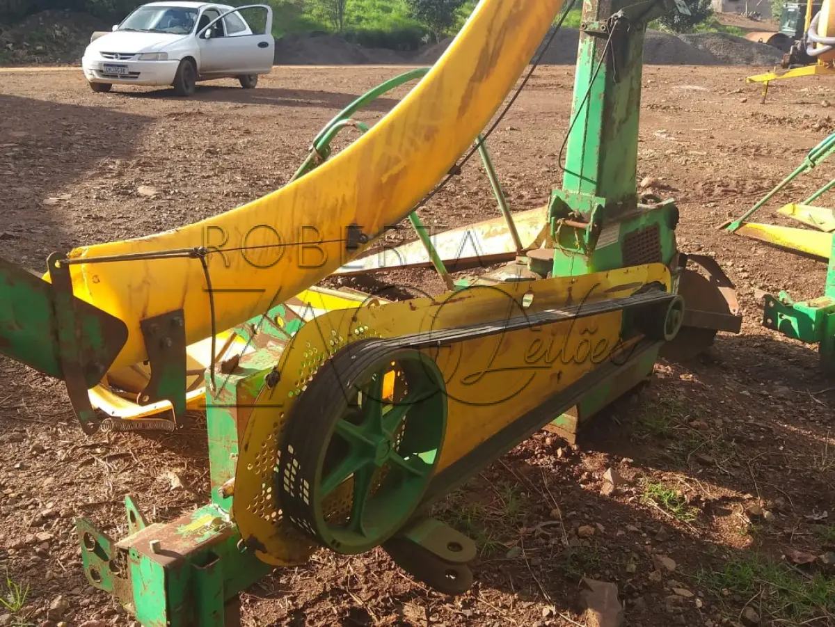 LOTE 014 - 02 (duas) Colhedoras de Forragens - Marcas: JF - Modelo: C-120 - Série: ADBJ-004862 - Cor: Verde e Amarelo