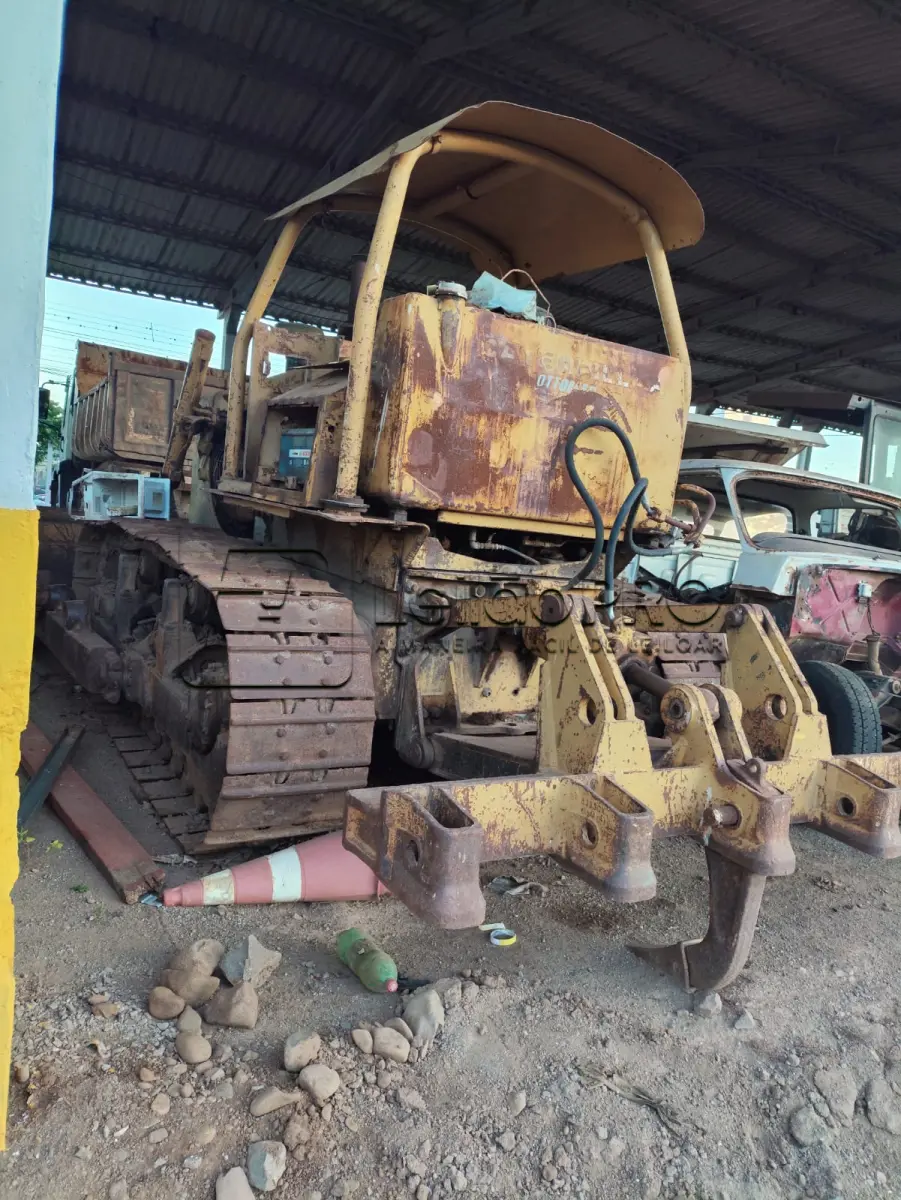 LOTE 014 - Trator esteira Caterpillar D-6 ano 1990 cor amarela, cod. patrimônio 30957, em funcionamento