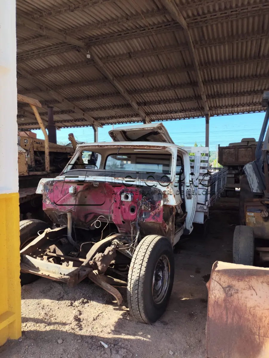 LOTE 008 - Caminhonete Chevrolet D10, cor branca, ano/modelo 1981/1981.
