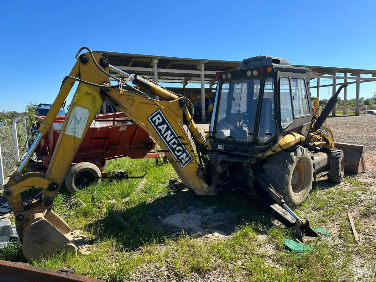 LOTE 004 - Retroescavadeira Randon cabine fechada - Motor 4.10 - 84 CV - 4X4 -  2012
