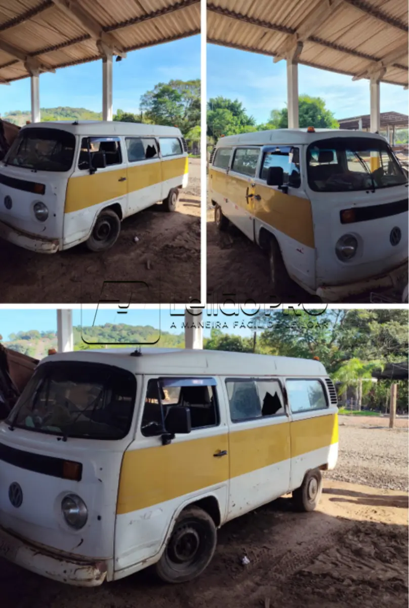 LOTE 007 - Kombi Volkswagen, cor branca, ano/modelo 2005/2005.