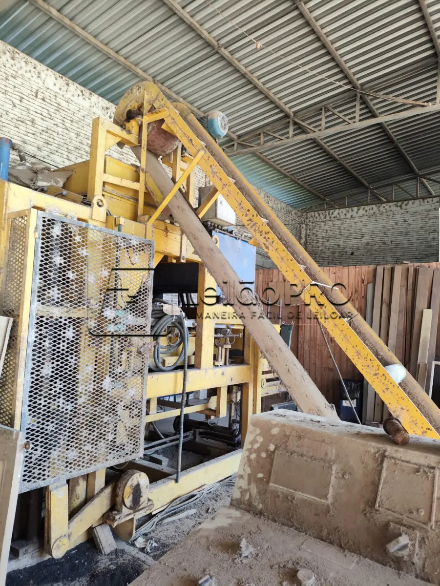 LOTE 015 - Maquina de confeccionar Bloquetes, Codigo de patrimonio 31839, em funcionamento .