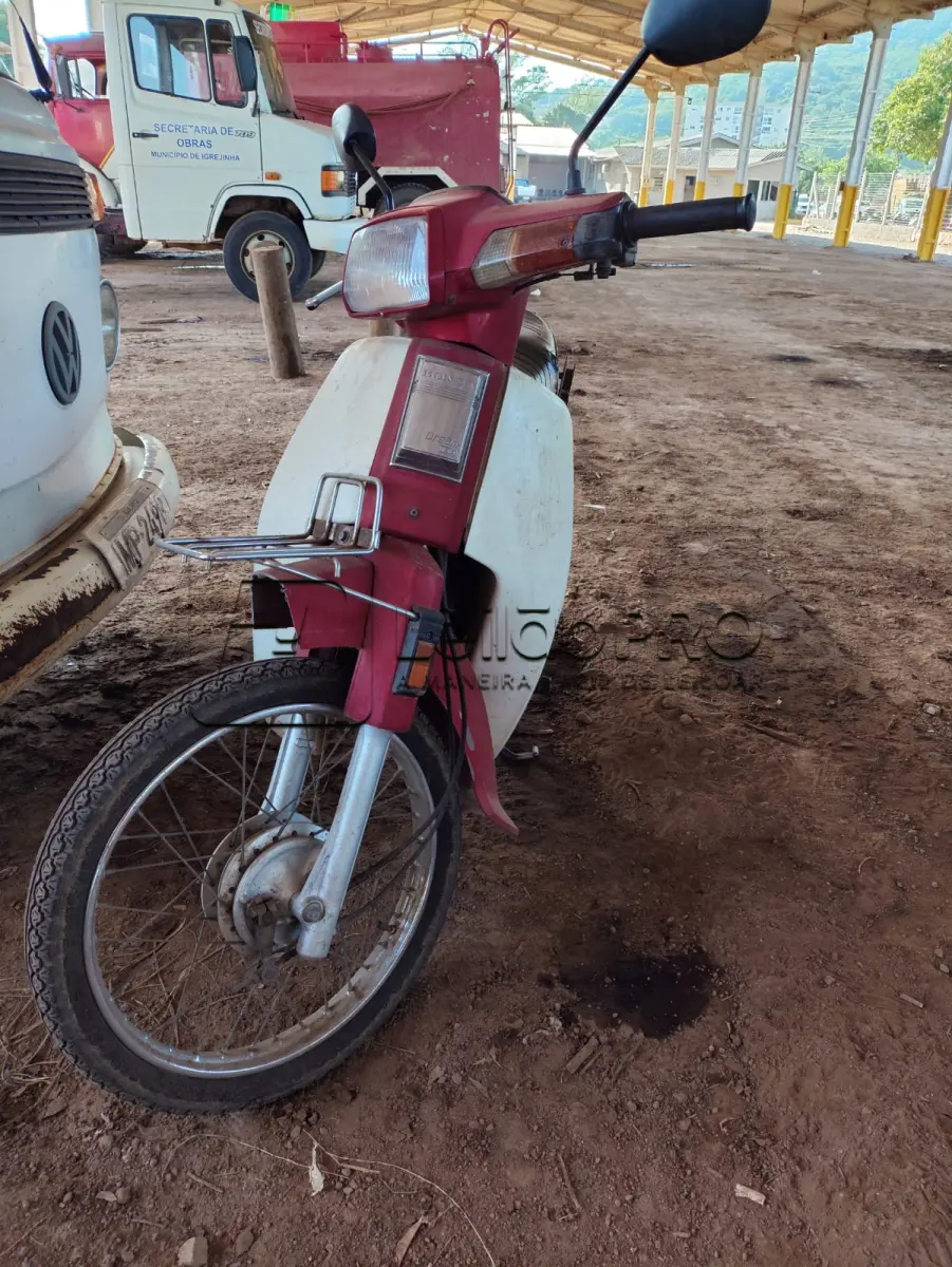 LOTE 006 - Motocicleta Honda Dream C100 – cor vermelha, ano, modelo 1994.