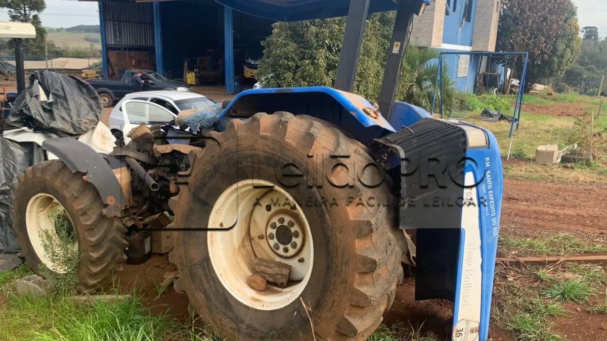LOTE 009 - Trator Agrícola New Holland - Modelo 7630 - 4X4 - Ano/Modelo: 2009/2010 - Cor: Azul - Combustível: Diesel