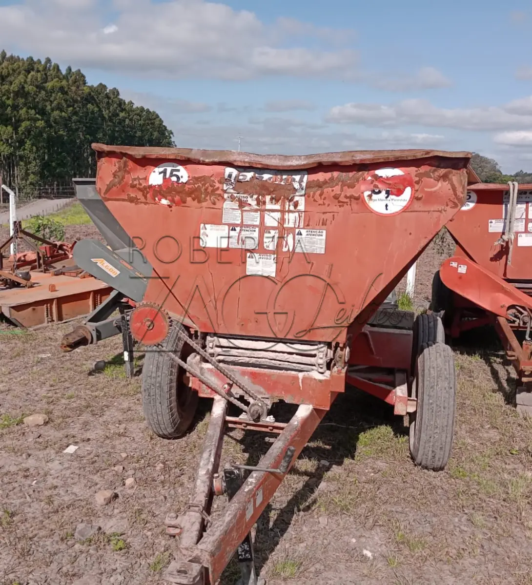 LOTE 009 - Distribuidor de Calcário - Marca: Ipacol - Capacidade: 5,5 T