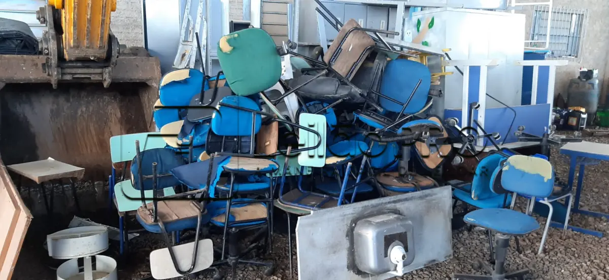 LOTE 010 - Sucata de diversos utensílios